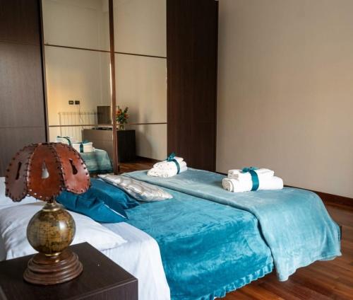 two twin beds in a room with a mirror at Il Nido di Zia Mina in Formia