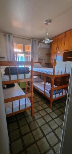 ein Schlafzimmer mit zwei Etagenbetten in einem Zimmer in der Unterkunft Oasis Maceio in Maceió