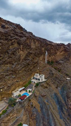a building on the side of a mountain at Tilal Al-Qattara in Mashūq