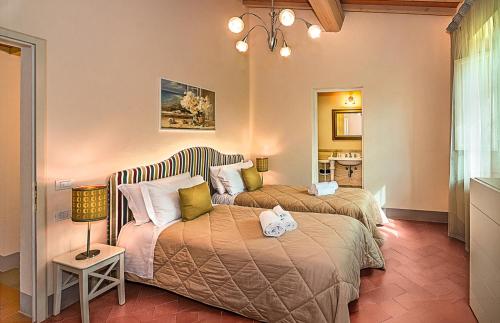 a bedroom with two beds in a room at B&B Borgo di Pratavecchie in Migliarino