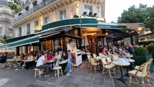 Center ,1minute gare Montparnasse ,rue de Renne 6 eme, close to Eifel tour ,Notre Dame and Louvre meusm,aoesome place ,good for trip