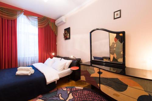 モスクワにあるLux Apartments - Kutuzovskiy prospektのベッドと鏡が備わるホテルルーム