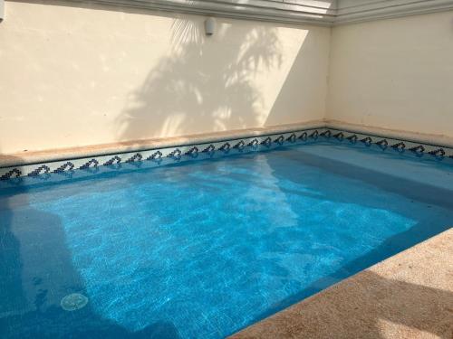 a swimming pool with blue water in a room at Casa con alberca privada 3BR Ideal para familias y grupos Hasta 9 personas in Cancún