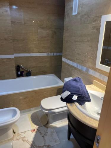 a bathroom with a toilet and a sink and a tub at Relaxe La cala in Villajoyosa