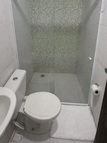 a bathroom with a shower with a toilet and a sink at Casa no centro de Ponta de Pedras - Casa da Baleia VILA ORION in Goiana