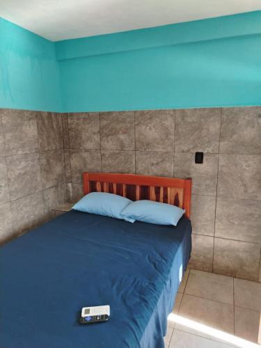 ein Bett mit hölzernem Kopfteil in einem Zimmer in der Unterkunft Hotel Chaac Calakmul in Xpujil