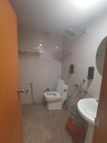 a bathroom with a toilet and a sink at Tira Hotel and Cafe in Rudraprayāg