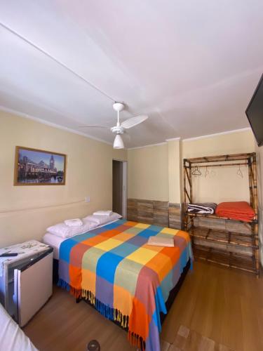 a bedroom with two beds and a ceiling at Hotel Pousada Ibituruna inn in São Paulo