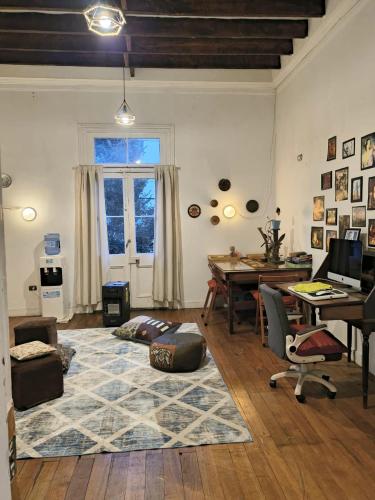 a living room with a desk and a table at Habiteca Acentto B&B in Viña del Mar
