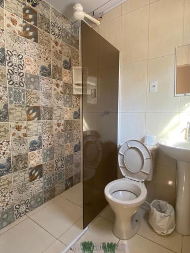a bathroom with a toilet and a sink at Hotel Pousada Ibituruna inn in São Paulo