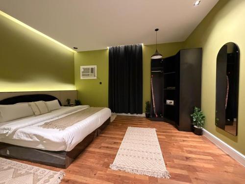 a bedroom with a large bed and a rug at شقة مروج هاوس دخول ذاتي in Hail