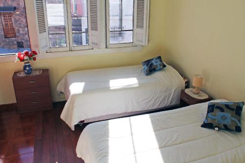 En eller flere senge i et værelse på Hostal Koala