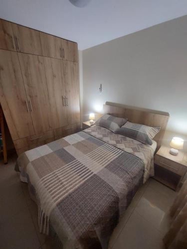 a bedroom with two beds and two lamps in it at Metrópolis Apartaments for Rent in Guayaquil