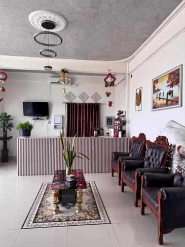 ein Wohnzimmer mit Sofas und einem Tisch in der Unterkunft Leokase Hotel in Dili