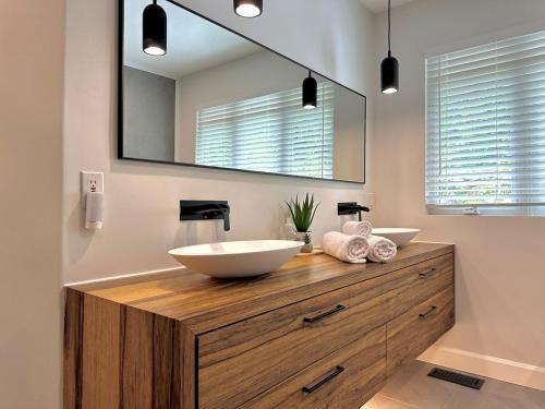 a bathroom with a sink and a mirror at Lakehouse Paradise in Val des Monts