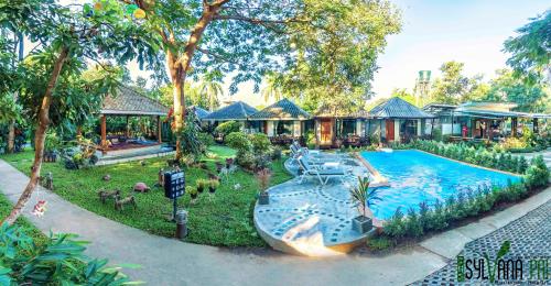 uma imagem de uma casa com piscina em The Sylvana Pai em Pai