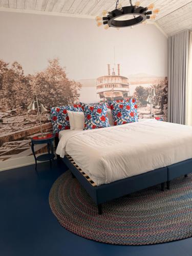 a bedroom with a bed and a painting on the wall at Auberge McGowan in Austin