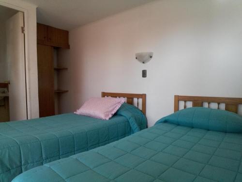 Un pat sau paturi într-o cameră la Piezas con Baño Privado Economicas