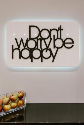 a sign that reads dont worryory next to a tray of fruit at Hotel Santin in Bełchatów