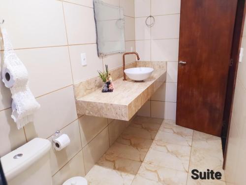 a bathroom with a sink and a toilet at Linda Chácara Próxima a Monte Verde in Camanducaia