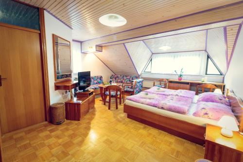 Schlafzimmer mit einem Bett, einem Tisch und einem Schreibtisch in der Unterkunft Župančičev hram in Dragatuš