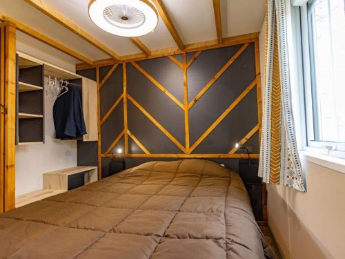a bedroom with a bed in a room at Chalet avec animaux admis - 4 pers. - API-1-52-2772 in Sainte-Montaine