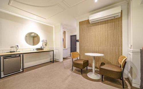 a kitchen with a table and chairs and a sink at Hound Hotel Incheon Seogu in Incheon