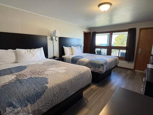 a hotel room with two beds and a window at DownTown Inn in Sister Bay
