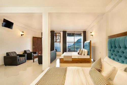 a hotel room with a bed and a living room at Ella Ostella in Ella