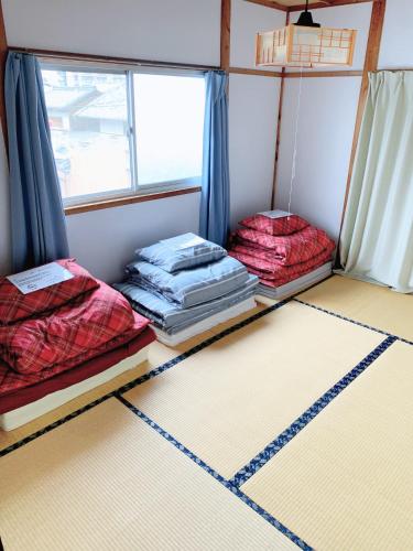 a room with two bunk beds and a window at ヴィラ 奈良 with gift 小さなギフト付 奈良駅から15から20分 in Nara