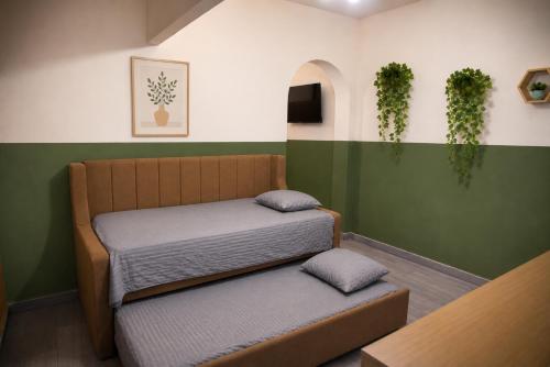 ein Zimmer mit zwei Betten, einem Tisch und Pflanzen in der Unterkunft Privada Guadalupe in Monterrey