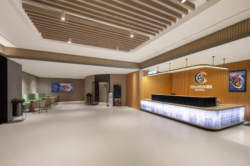 an empty lobby with a waiting area and a reception at 枫渡酒店上海陆家嘴世纪大道地铁站店 in Shanghai