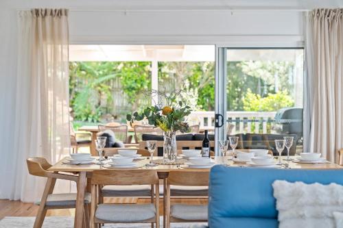 ein Esszimmer mit Tisch und Stühlen und einem Fenster in der Unterkunft Crestmount in Milton