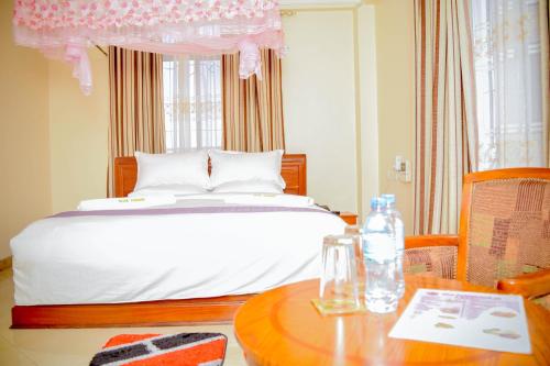 Ένα ή περισσότερα κρεβάτια σε δωμάτιο στο Silver Paradise Hotel