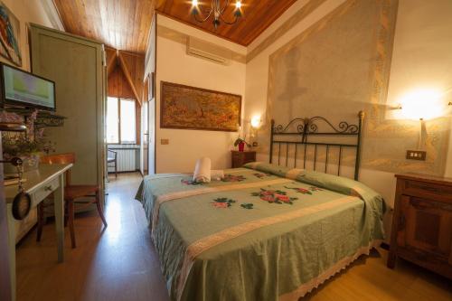 a bedroom with a bed and a desk in it at Hotel Ricordo Du Parc in Tabiano