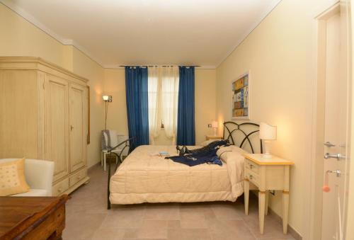 - une chambre avec un lit, une table et une chaise dans l'établissement Casa Cardinali, à Pienza