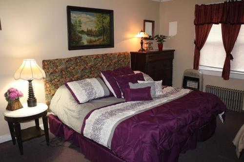 A bed or beds in a room at Colonial Inn