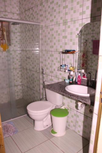 a bathroom with a toilet and a sink at Pousada Familiar Encanto da Chapada in Carolina