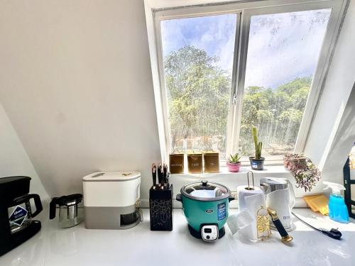 a kitchen counter with a window in a room at A Frame house Perú in Lambayeque