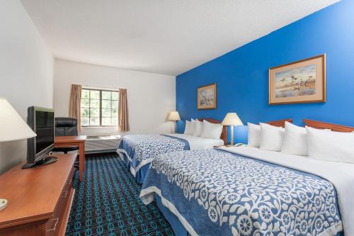 Postel nebo postele na pokoji v ubytování Days Inn & Suites by Wyndham Cambridge