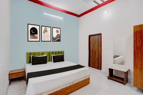 a bedroom with a bed in a room at SPOT ON NEW GANGA HOTEL in Kāsganj