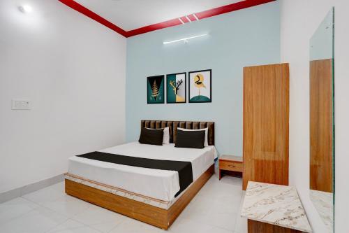 a bedroom with a bed in a room at SPOT ON NEW GANGA HOTEL in Kāsganj