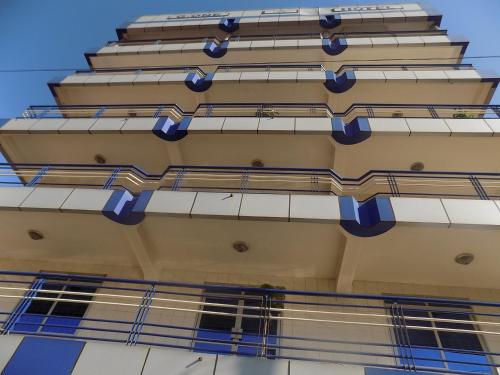 ein Gebäude mit Balkon auf der Seite in der Unterkunft G-One Hotel Kampala in Kampala