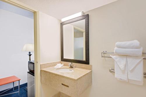 La salle de bains est pourvue d'un lavabo, d'un miroir et de serviettes. dans l'établissement Days Inn by Wyndham Easton, à Easton