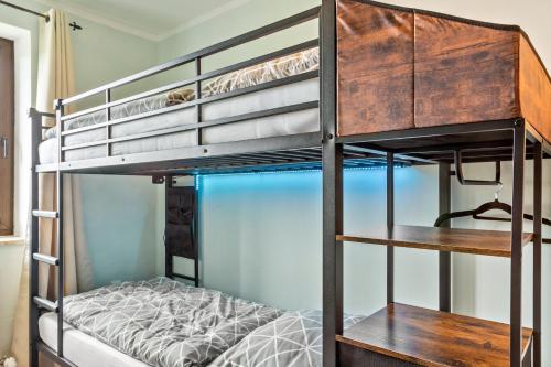 a bunk bed in a room with a bunk bedutenewayangering at Ferienwohnung Heimelig im Bayerwald in Haidmühle