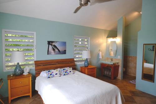 una camera con letto bianco e lavandino di Oreanda a Colonia Puerto Real