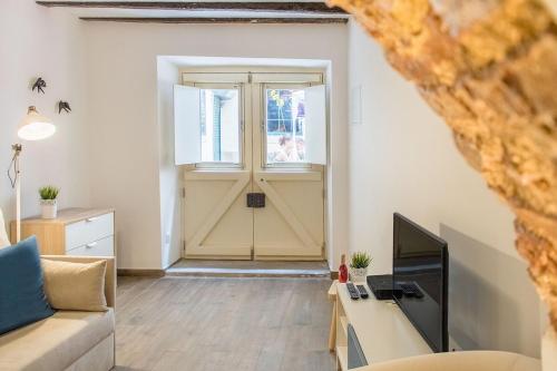 Brick Arch Studio with AC | Alfama