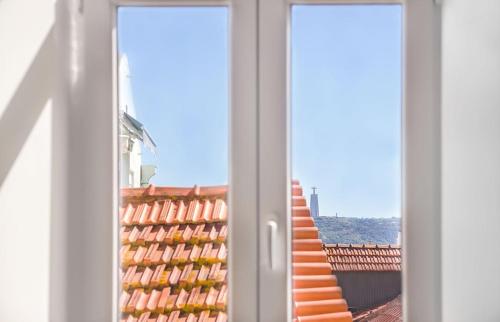 Bright 2BR on Bica Steps | Walk to Chiado