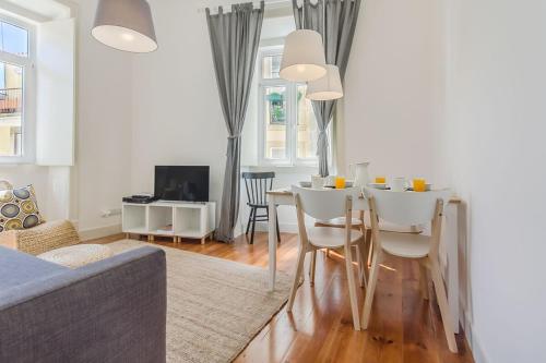 Bright 2BR on Bica Steps | Walk to Chiado