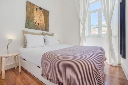 Bright 2BR on Bica Steps | Walk to Chiado